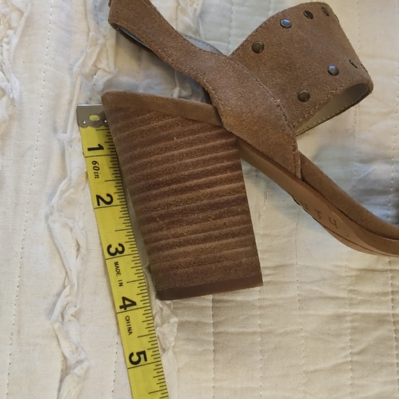 Women's leather sandal, chunky heel,  tan, sz: 7m. - Picture 6 of 6